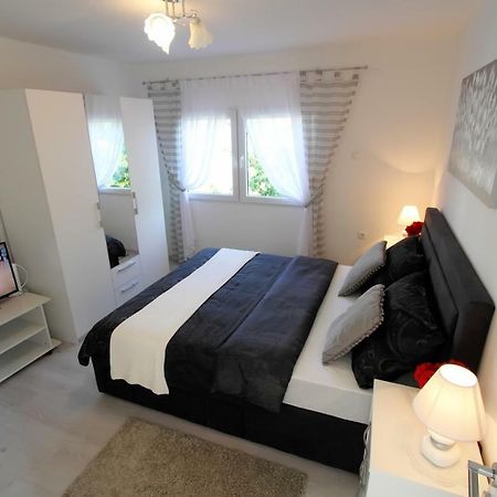 Apartman Ana Appartement Otočac Buitenkant foto
