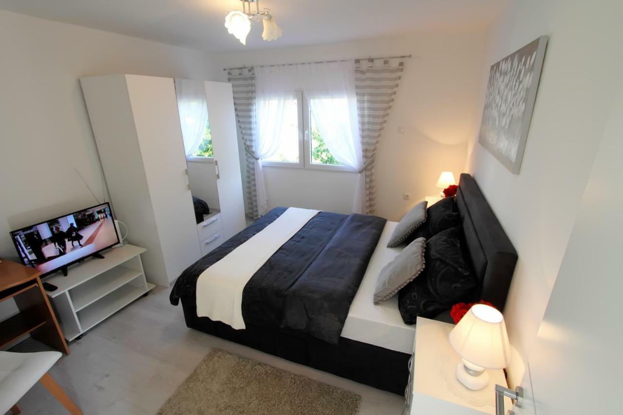 Apartman Ana Appartement Otočac Buitenkant foto